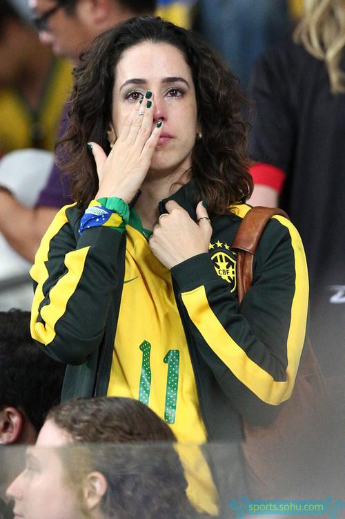 巴西球迷被德国打哭